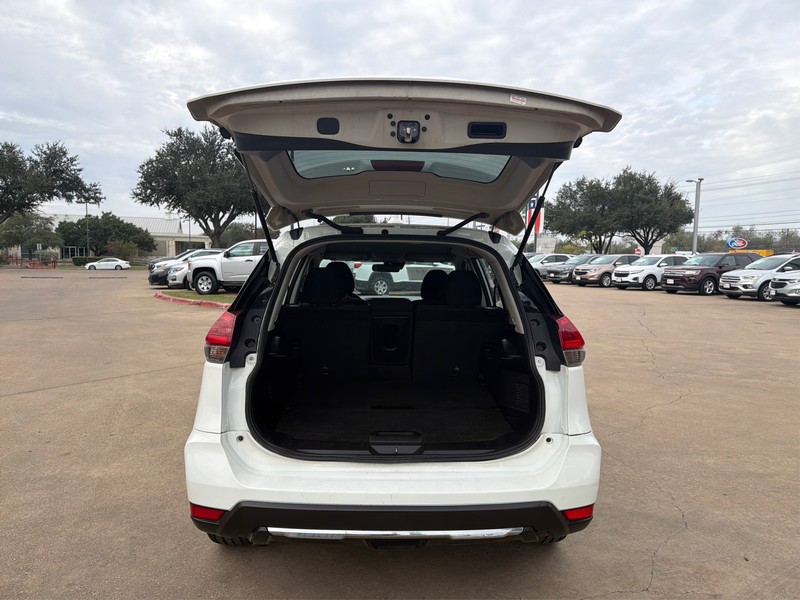 Nissan Rogue Vehicle Full-screen Gallery Image 11