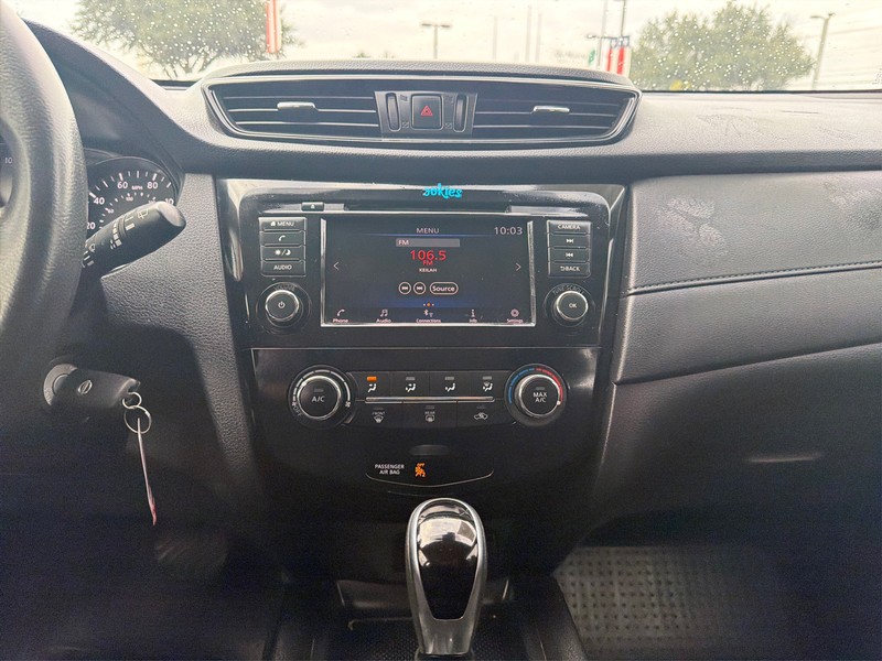 Nissan Rogue Vehicle Full-screen Gallery Image 12