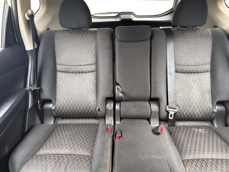 Nissan Rogue Vehicle Full-screen Gallery Image 13