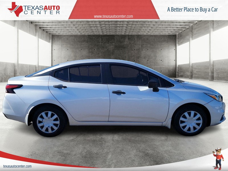 Nissan Versa Vehicle Full-screen Gallery Image 04