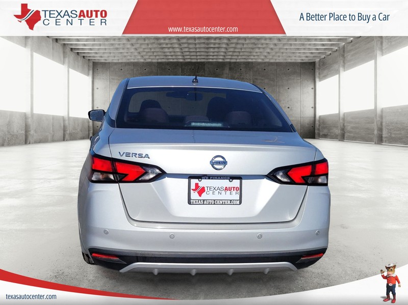 Nissan Versa Vehicle Full-screen Gallery Image 06