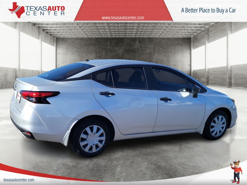 Nissan Versa Vehicle Full-screen Gallery Image 07