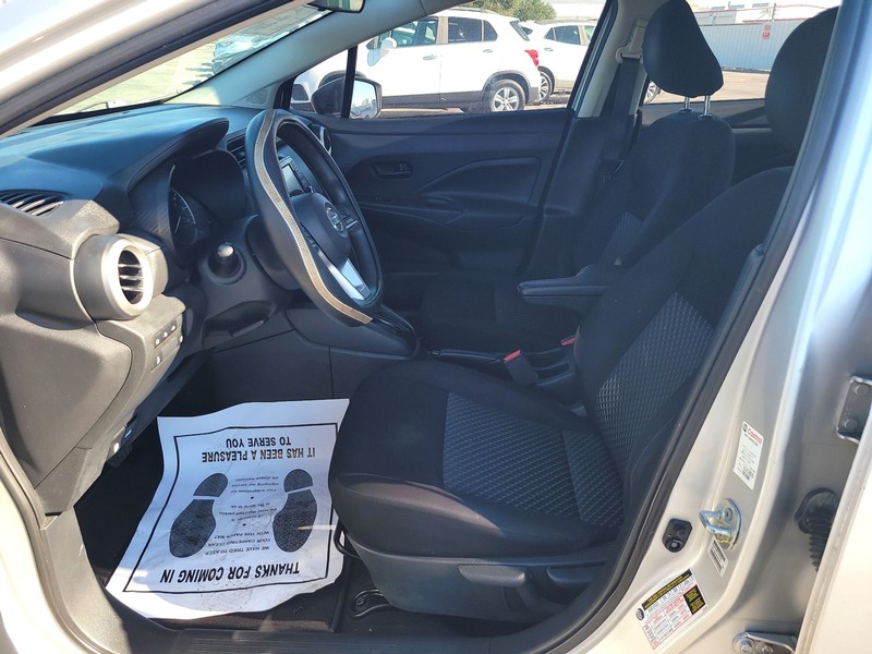 Nissan Versa Vehicle Full-screen Gallery Image 09