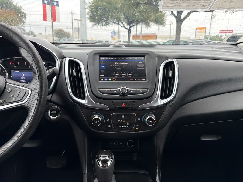 Chevrolet Equinox Vehicle Full-screen Gallery Image 12
