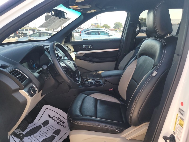 Ford Explorer Vehicle Full-screen Gallery Image 09