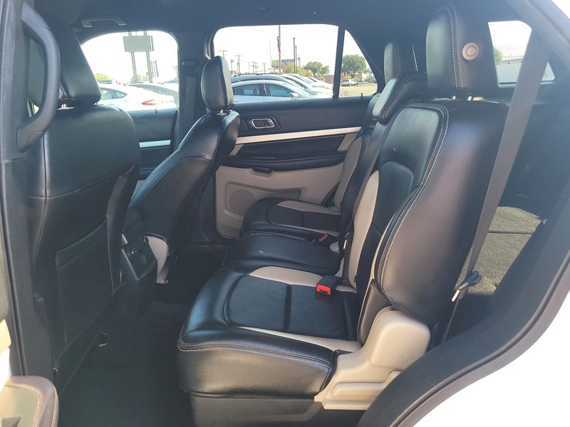 Ford Explorer Vehicle Full-screen Gallery Image 10