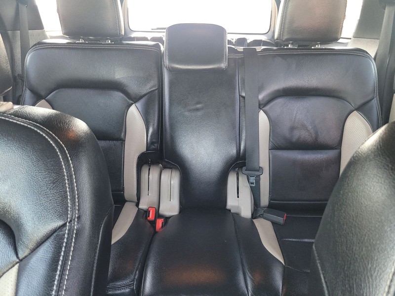 Ford Explorer Vehicle Full-screen Gallery Image 13