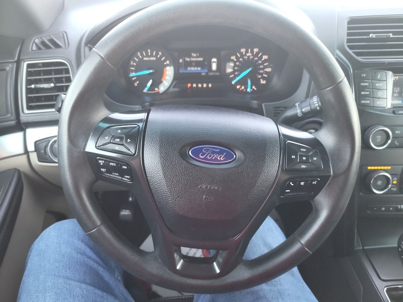 Ford Explorer Vehicle Full-screen Gallery Image 14