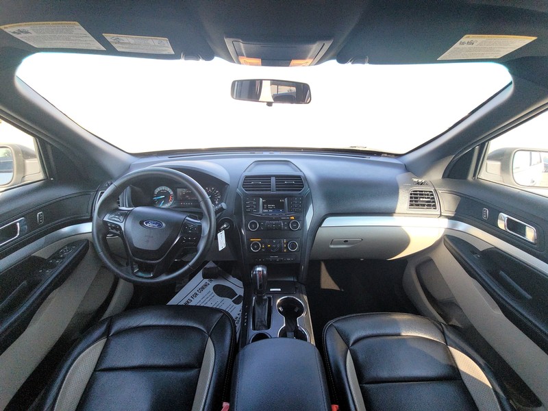 Ford Explorer Vehicle Full-screen Gallery Image 15