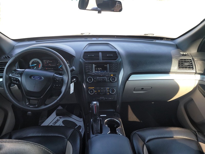 Ford Explorer Vehicle Full-screen Gallery Image 16