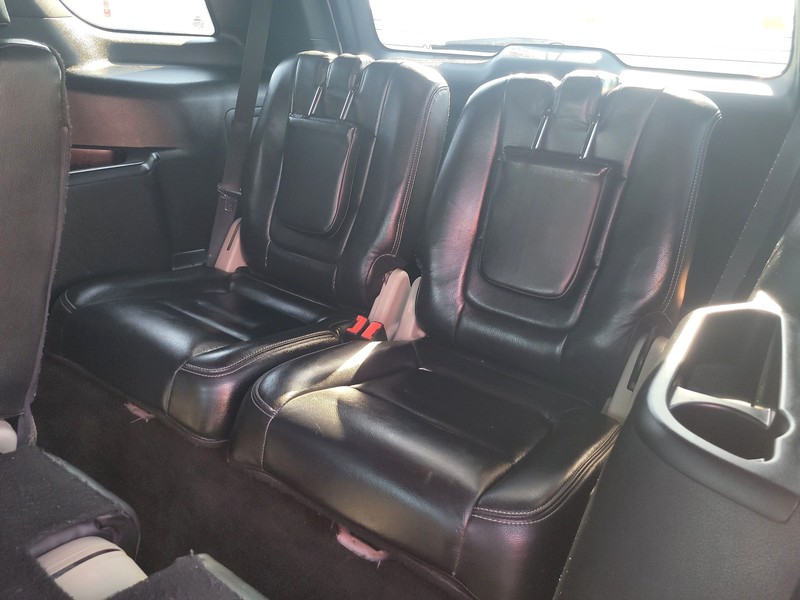 Ford Explorer Vehicle Full-screen Gallery Image 18