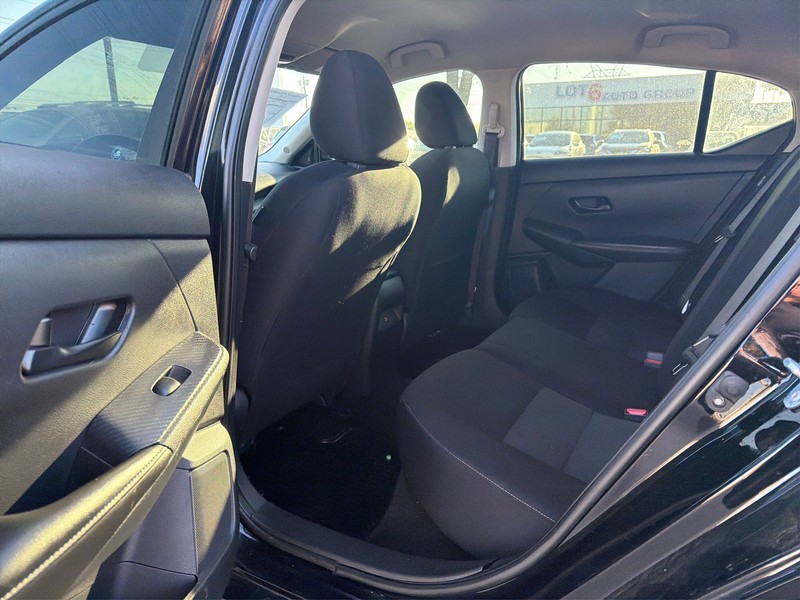 Nissan Sentra Vehicle Full-screen Gallery Image 10