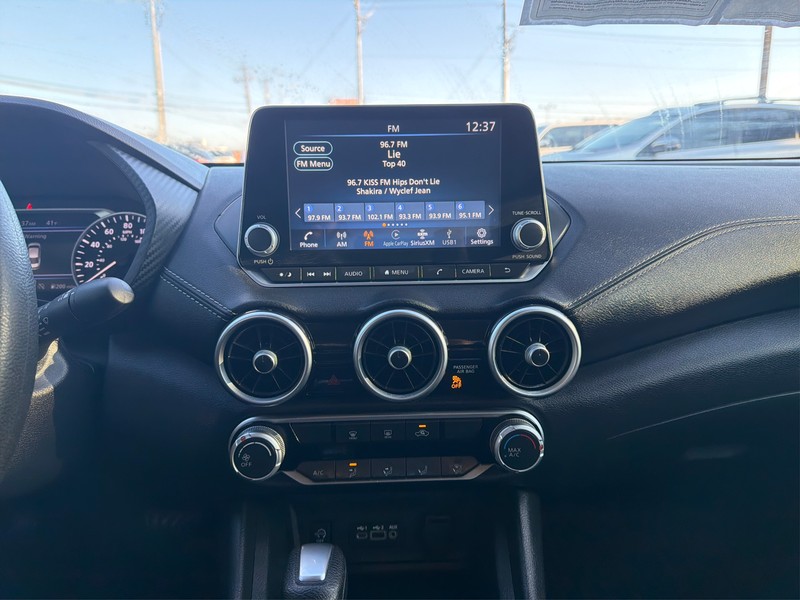 Nissan Sentra Vehicle Full-screen Gallery Image 12