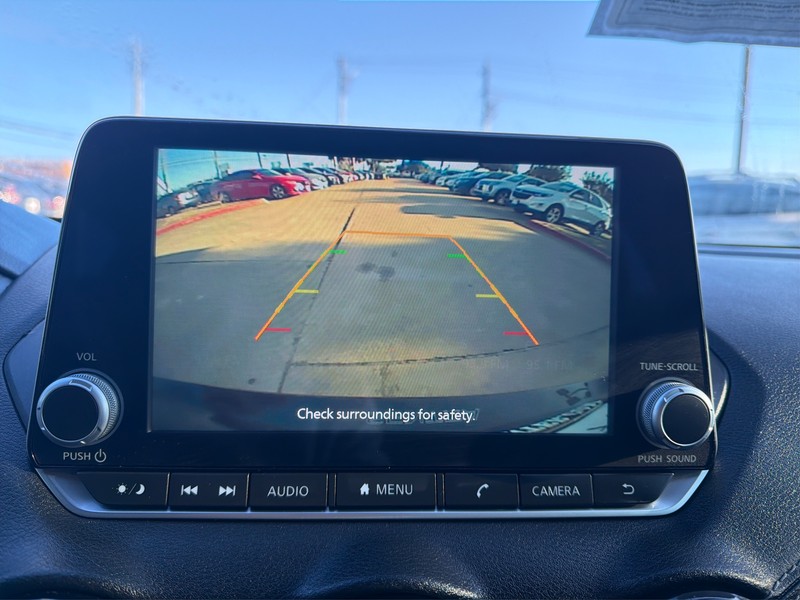 Nissan Sentra Vehicle Full-screen Gallery Image 17