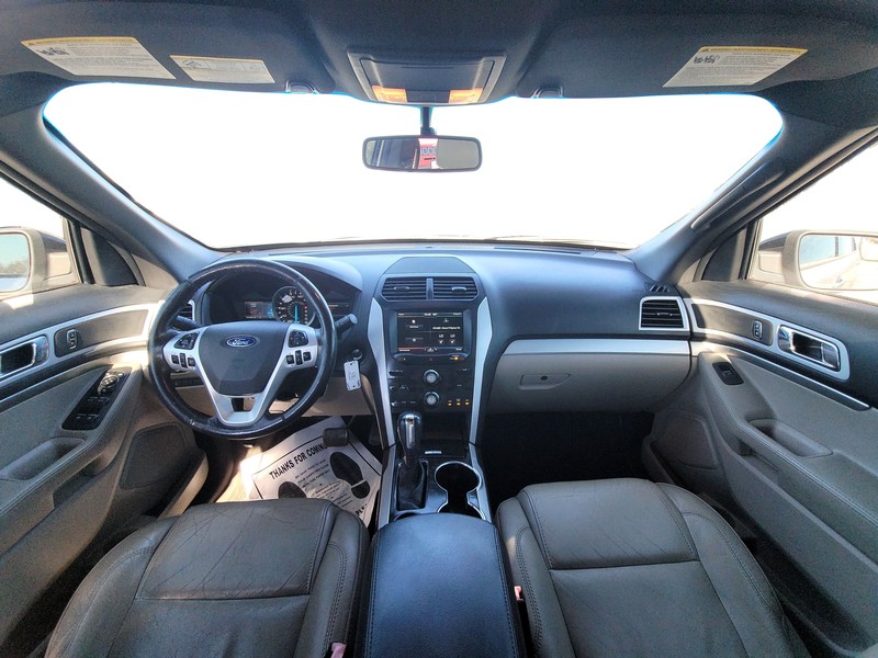 Ford Explorer Vehicle Full-screen Gallery Image 15