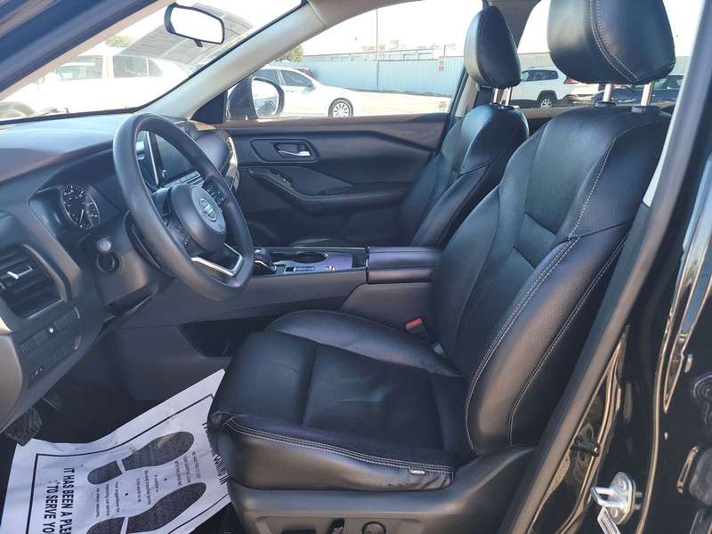 Nissan Rogue Vehicle Full-screen Gallery Image 09