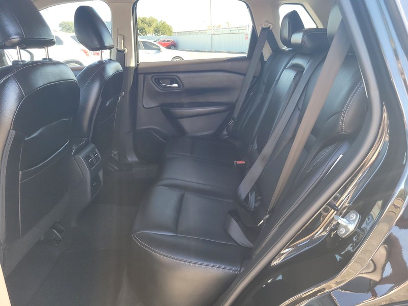 Nissan Rogue Vehicle Full-screen Gallery Image 10