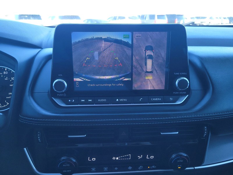 Nissan Rogue Vehicle Full-screen Gallery Image 17