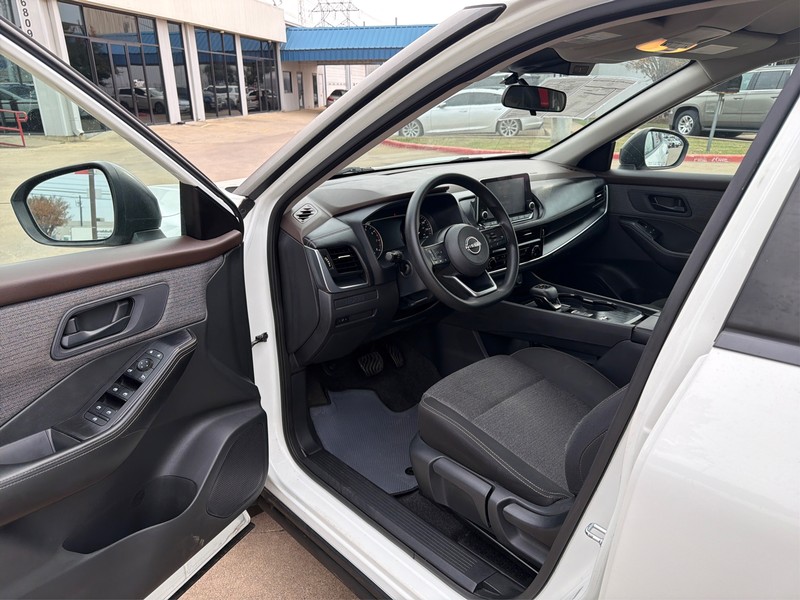 Nissan Rogue Vehicle Full-screen Gallery Image 09