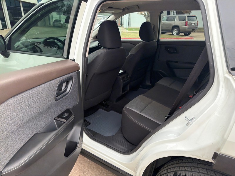 Nissan Rogue Vehicle Full-screen Gallery Image 10