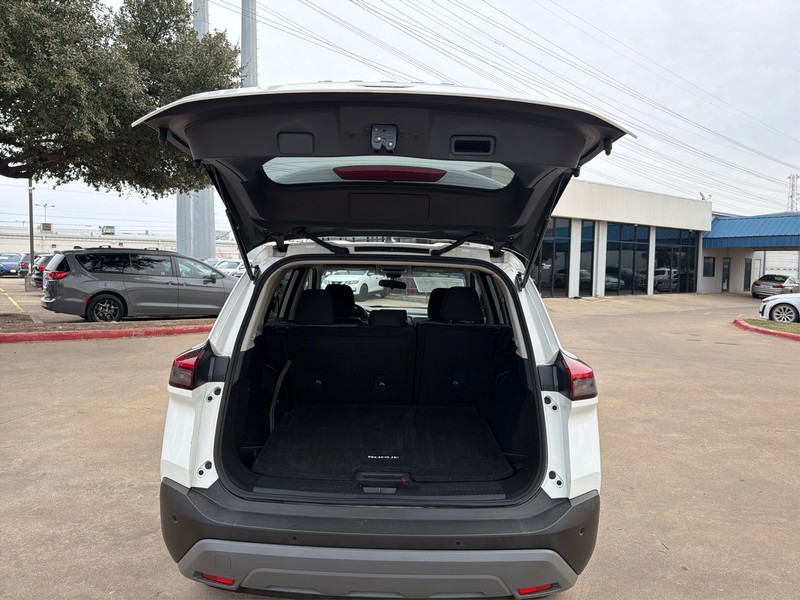 Nissan Rogue Vehicle Full-screen Gallery Image 11