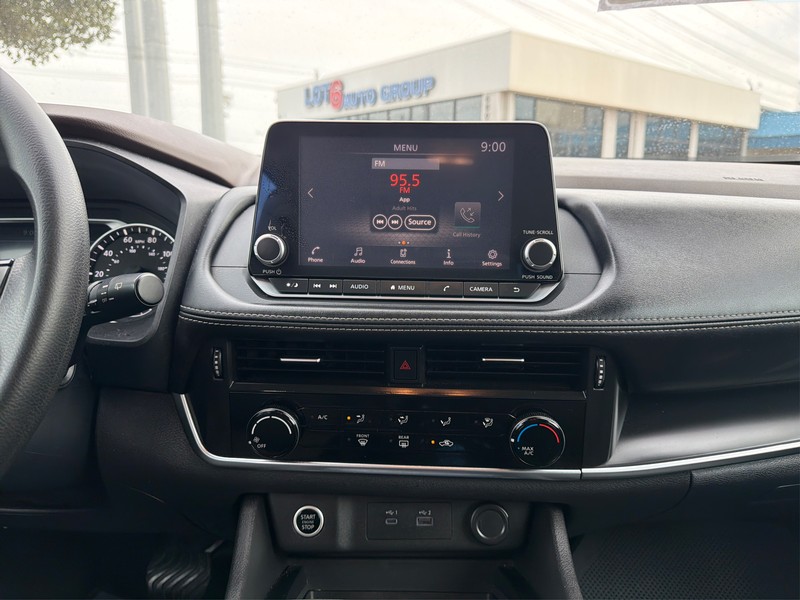 Nissan Rogue Vehicle Full-screen Gallery Image 12