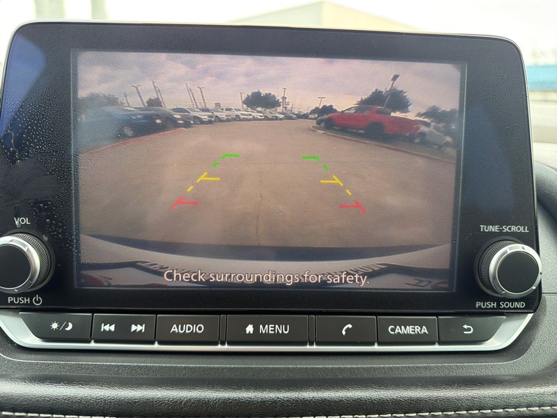 Nissan Rogue Vehicle Full-screen Gallery Image 17