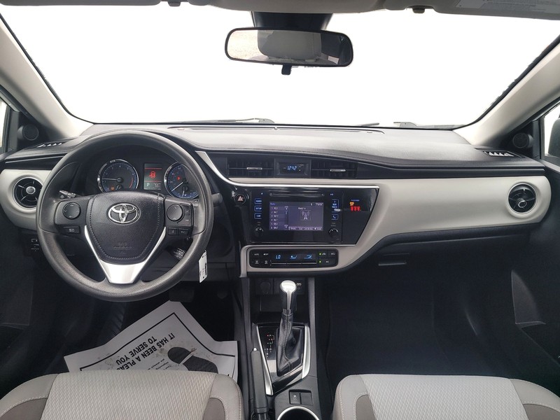 Toyota Corolla Vehicle Full-screen Gallery Image 15