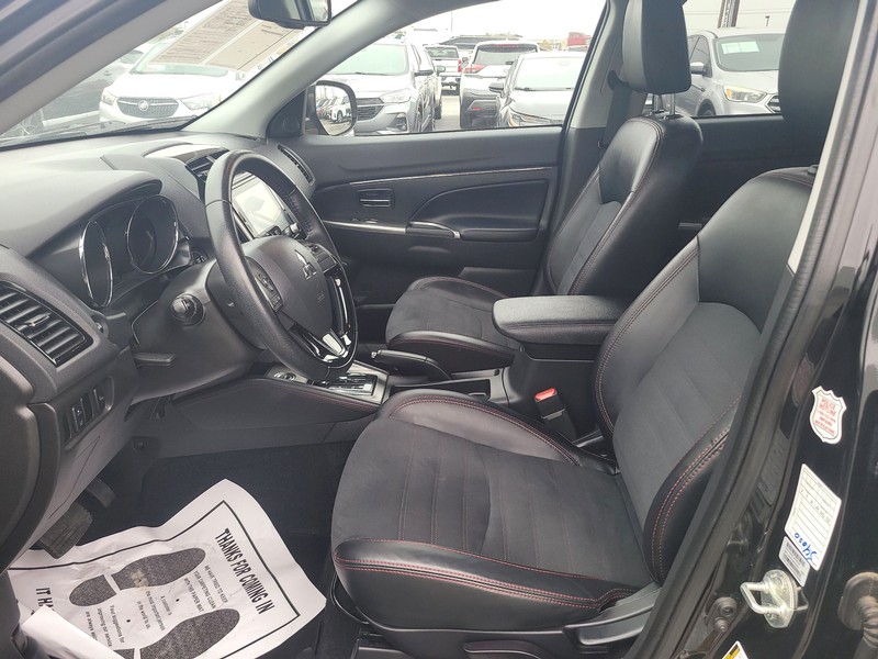 Mitsubishi Outlander Sport Vehicle Full-screen Gallery Image 09