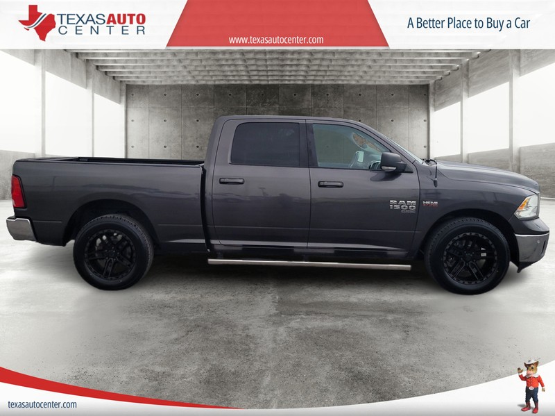 Ram 1500 Classic Vehicle Full-screen Gallery Image 4