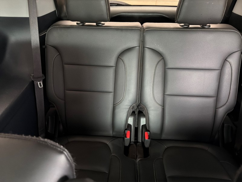 GMC Acadia Vehicle Full-screen Gallery Image 18