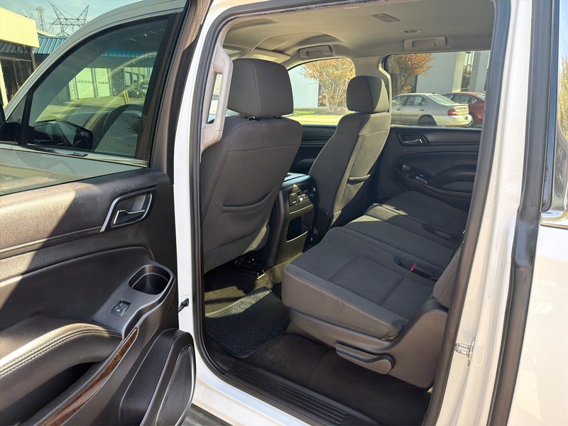 Chevrolet Suburban Vehicle Full-screen Gallery Image 10
