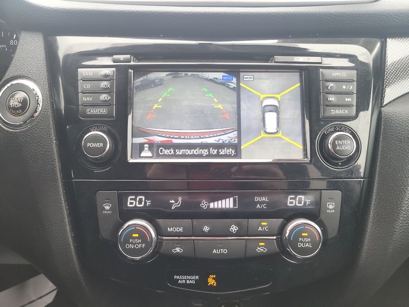 Nissan Rogue Vehicle Full-screen Gallery Image 18