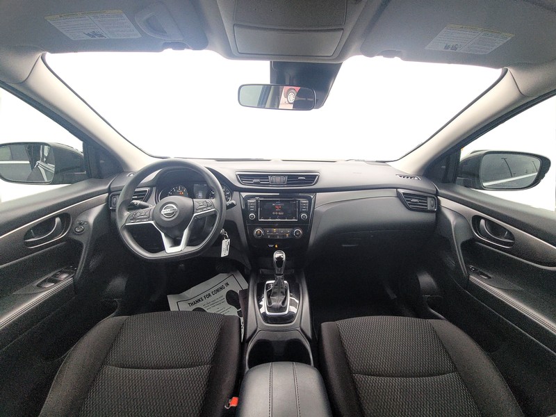 Nissan Rogue Sport Vehicle Full-screen Gallery Image 15