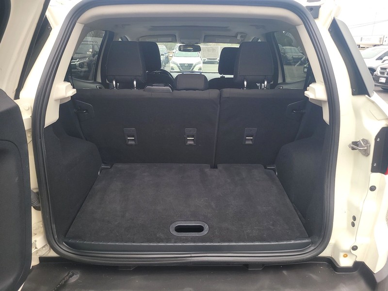 Ford EcoSport Vehicle Full-screen Gallery Image 11