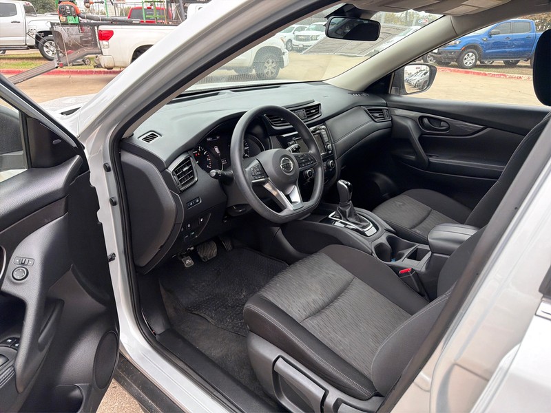 Nissan Rogue Vehicle Full-screen Gallery Image 09