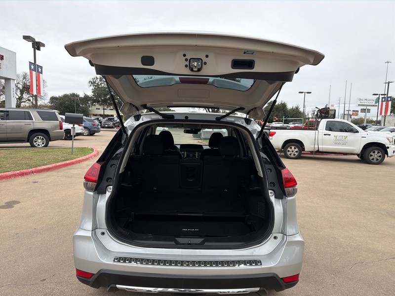 Nissan Rogue Vehicle Full-screen Gallery Image 11