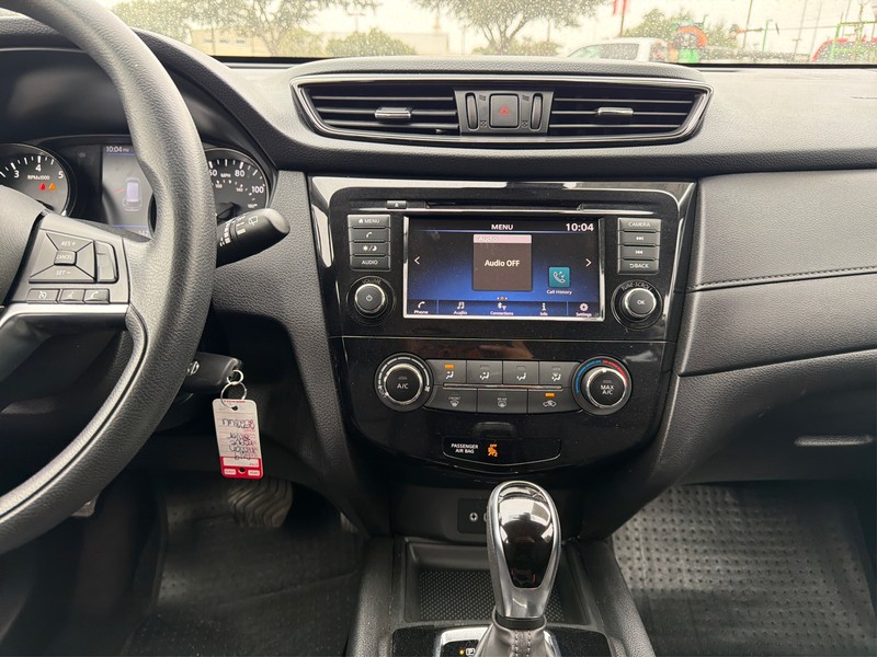 Nissan Rogue Vehicle Full-screen Gallery Image 12