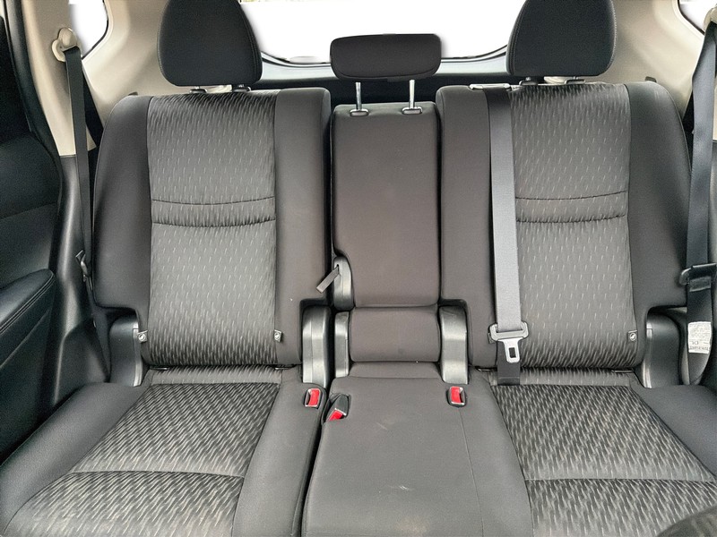 Nissan Rogue Vehicle Full-screen Gallery Image 13