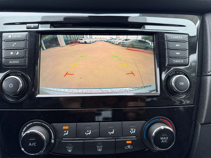 Nissan Rogue Vehicle Full-screen Gallery Image 17