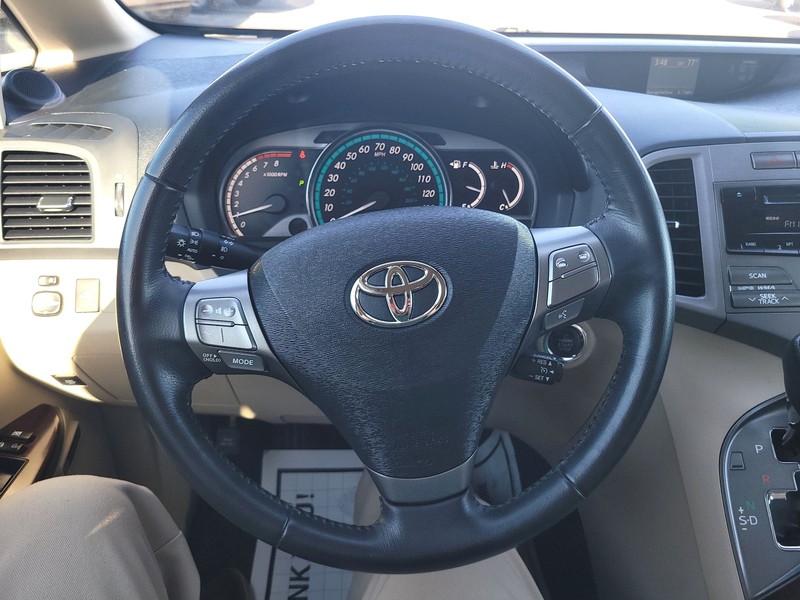 Toyota Venza Vehicle Full-screen Gallery Image 14
