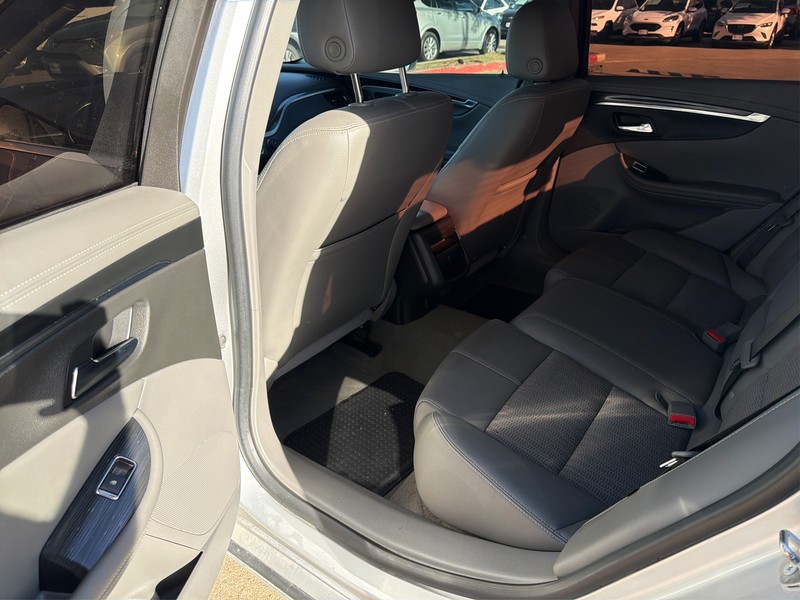 Chevrolet Impala Vehicle Full-screen Gallery Image 10