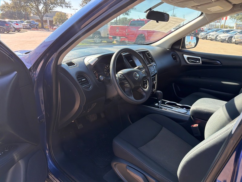 Nissan Pathfinder Vehicle Full-screen Gallery Image 9