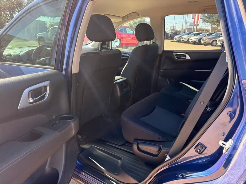 Nissan Pathfinder Vehicle Full-screen Gallery Image 10