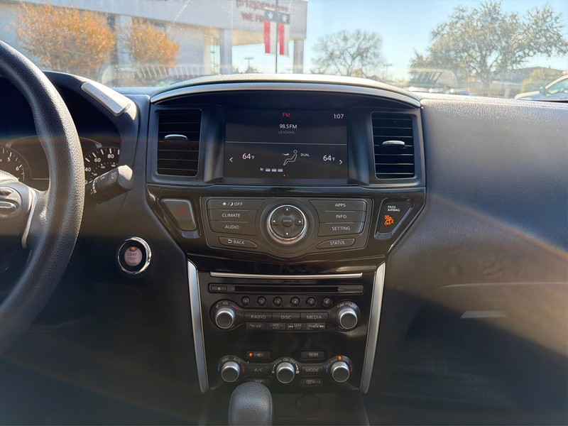 Nissan Pathfinder Vehicle Full-screen Gallery Image 12