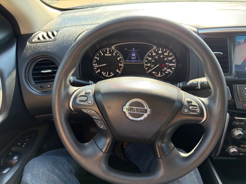 Nissan Pathfinder Vehicle Full-screen Gallery Image 14