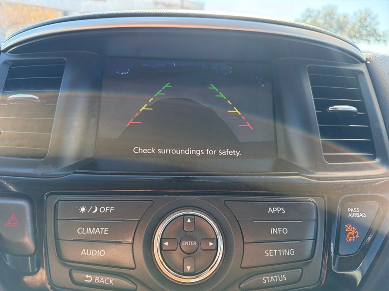 Nissan Pathfinder Vehicle Full-screen Gallery Image 17