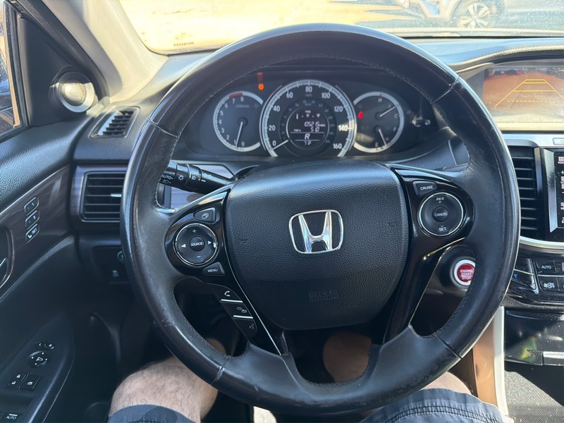 Honda Accord Sedan Vehicle Full-screen Gallery Image 14