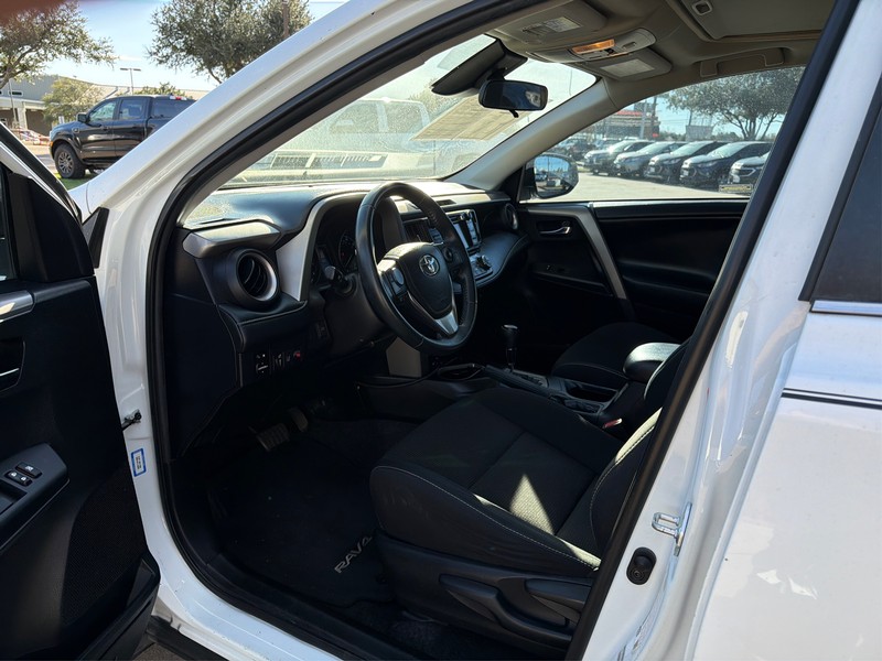 Toyota RAV4 Vehicle Full-screen Gallery Image 09