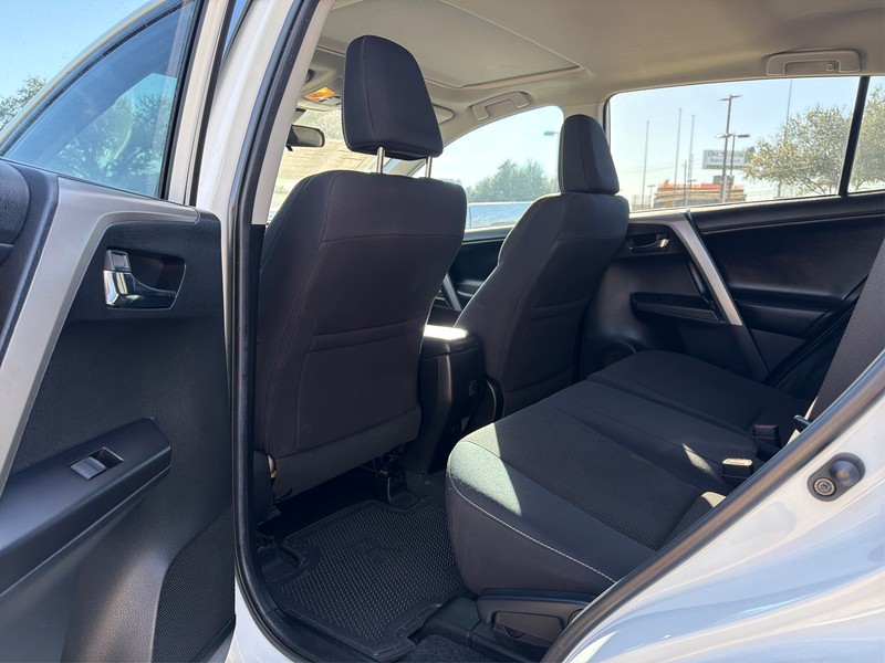 Toyota RAV4 Vehicle Full-screen Gallery Image 10